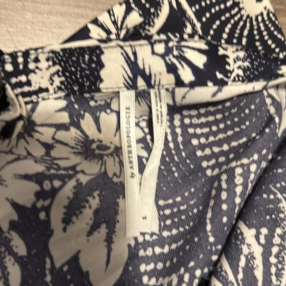 Anthropologie blouse women’s small Black blue White Puff Sleeve Blouse‎ v back